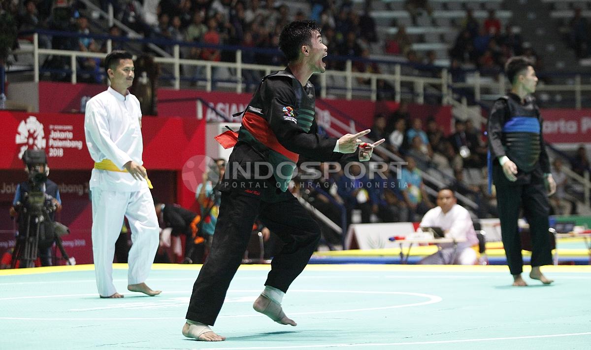 Pesilat Indonesia, Abdul Malik (sabuk merah) melawan Pesilat Vietnam, Dinh Tuan Nguyen pada babak 16 besar Kelas B Putra 50kg-55kg di Padepokan Pencak Silat TMII, Rabu (23/08/18). Abdul malik menang 3-1 atas lawannya.