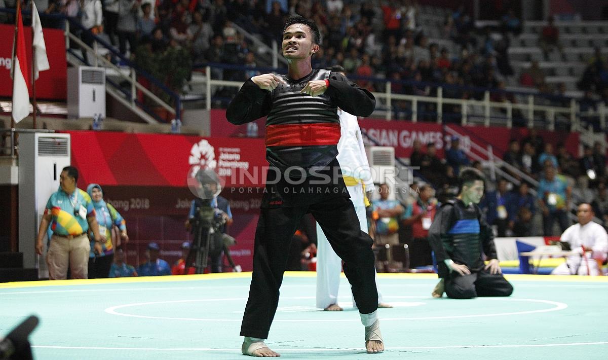 Pesilat Indonesia, Abdul Malik (sabuk merah) melawan Pesilat Vietnam, Dinh Tuan Nguyen pada babak 16 besar Kelas B Putra 50kg-55kg di Padepokan Pencak Silat TMII, Rabu (23/08/18). Abdul malik menang 3-1 atas lawannya.