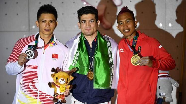 Tiga juara panjat tebing Asian Games 2018, Reza Alipour (tengah), Zong Qixin (kiri), Aspar Jailolo (kanan)