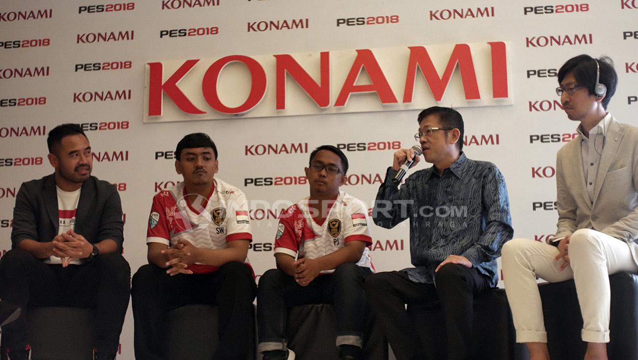 Ponaryo Astaman yang hadir dalam konfrensi pers cabang olahraga eSport Pro Evolution Soccer (PES) 18 di Hotel Fairmount, Jakarta, Jumat (24/08/18). - INDOSPORT
