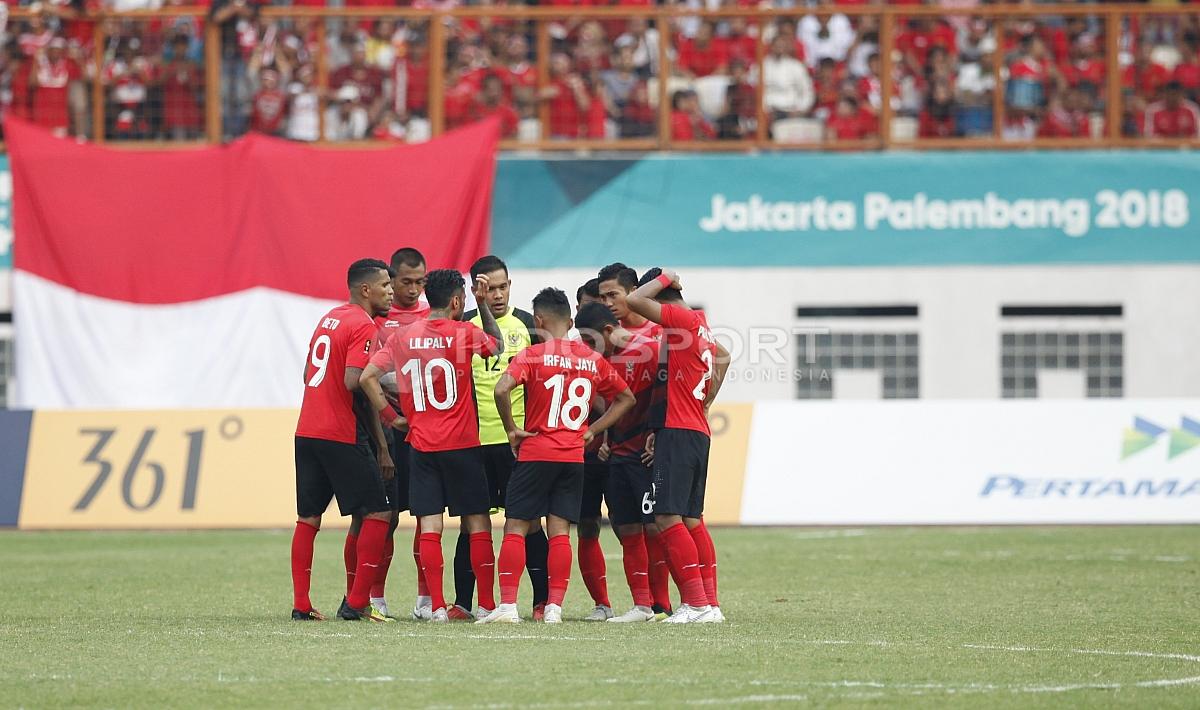 Para pemain Timnas U-23 berkumpul di tengah lapangan sebelum memulai pertandingan, melawan Uni Emirate Arab.