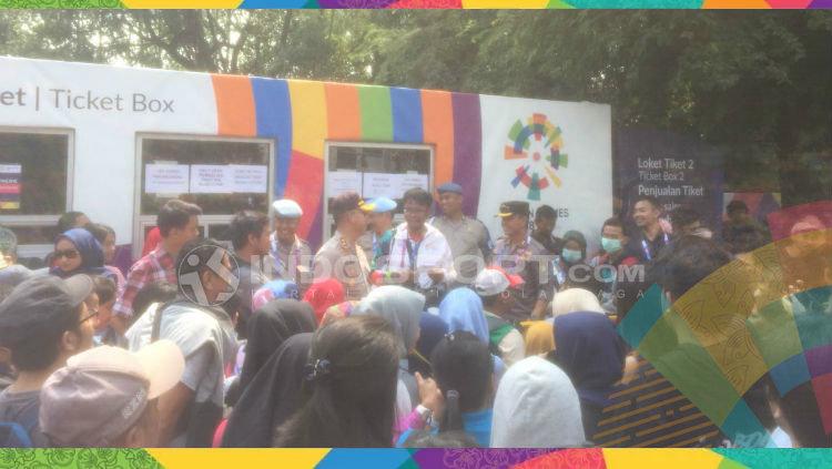 Penonton antre tiket cabang bulutangkis Asian Games 2018.