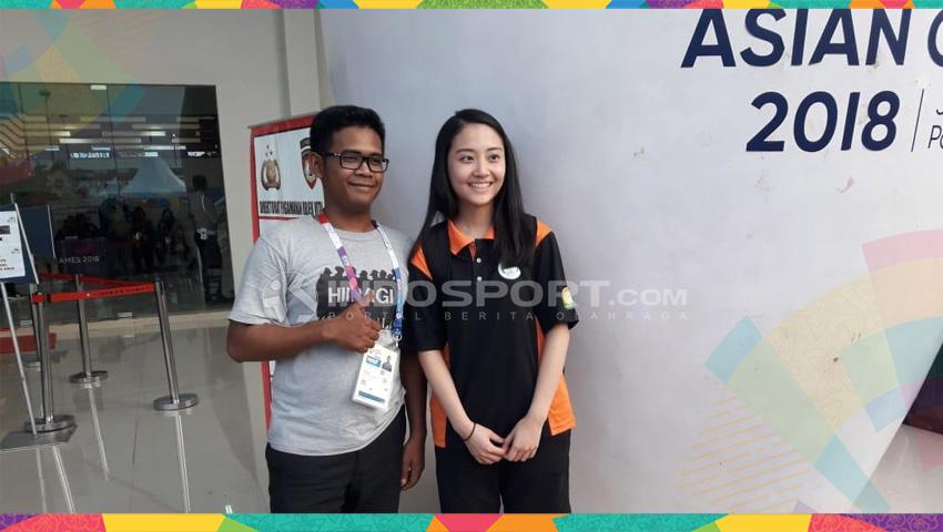 Penonton berfoto pose dengan atlet Makau, Weng Shi.