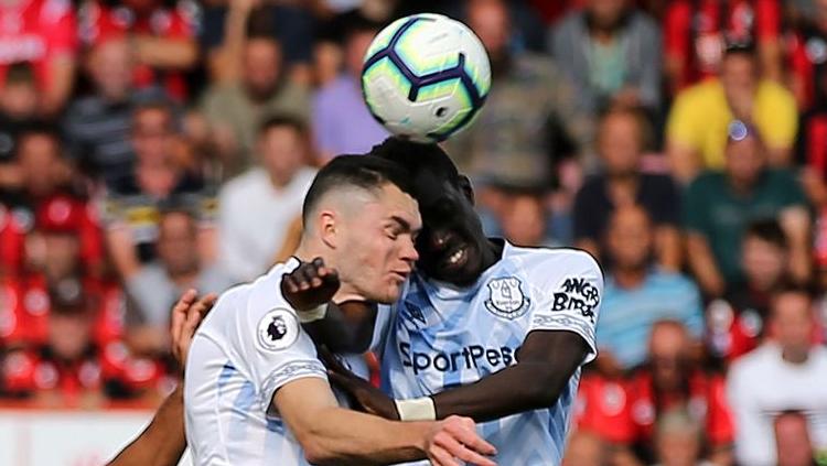 Michael Keane dan Idrissa Gueye berbenturan.