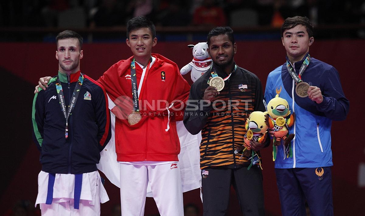 Atlet Karate Indonesia, Rifki Ardian Arrosyid bersama atlet peraih medali foto bersama usai penganugerahan juara Karate Putra -60kg di Plenary Hall JCC, Jakarta, Minggu (26/08/18).