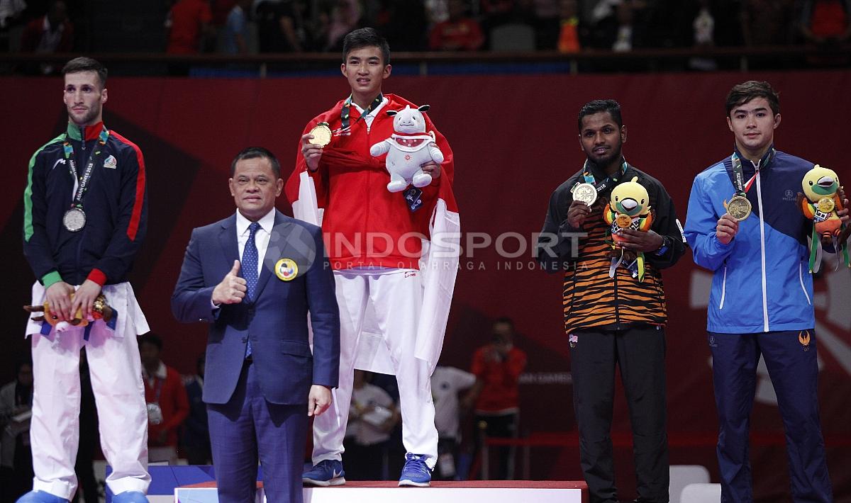 Atlet Karate Indonesia, Rifki Ardian Arrosyid, atlet peraih medali, dan Ketu Umum Forki Gatot Nurmantiyo foto bersama usai penganugerahan juara Karate Putra -60kg di Plenary Hall JCC, Jakarta, Minggu (26/08/18).