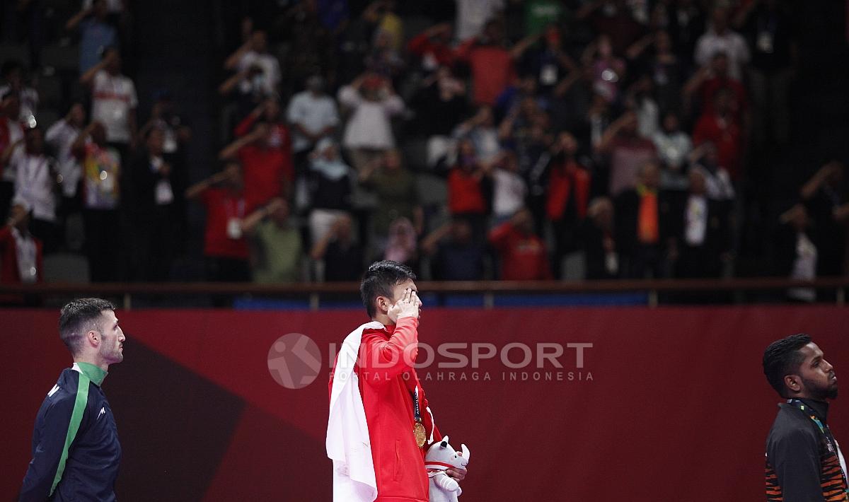 Proses lagu Indonesia Raya saat diperdengarkan saat penganugerahan juara Karate Putra -60kg di Plenary Hall JCC, Jakarta, Minggu (26/08/18).