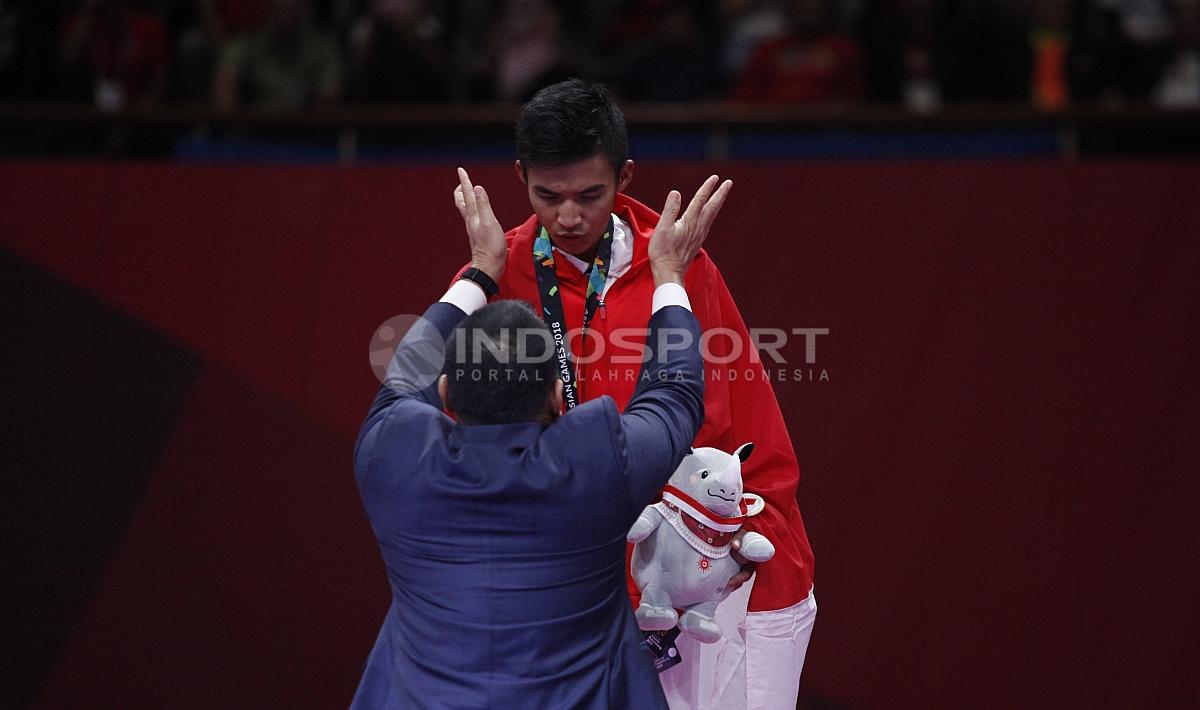 Pengalungan medali emas oleh Ketu Umum Forki Gatot Nurmantiyo kepada Atlet silat Indonesia, Rifki Ardian Arrosyid.