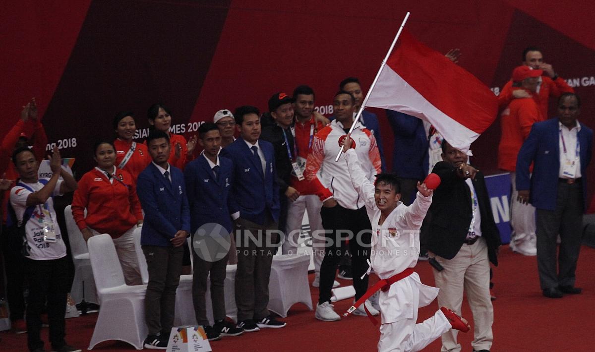 Selebrasi atlet Karate Indonesia, Rifki Ardian Arrosyid berlari dengan membawa bendera Merah Putih usai memastikan gelar juara.