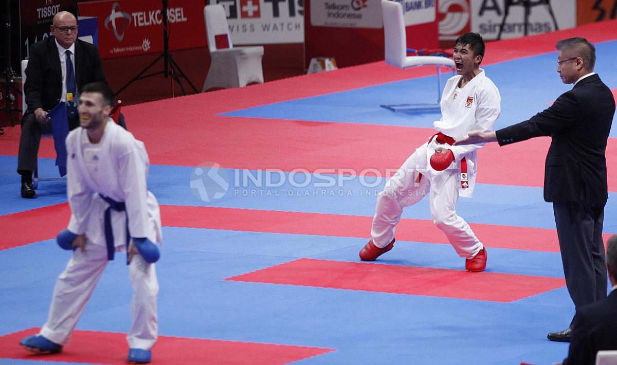 Luapan emosi atlet Karate Indonesia, Rifki Ardian Arrosyid (sabuk merah) usai mengalahkan atlet Karate Iran, Amir Mahdi Zadeh.