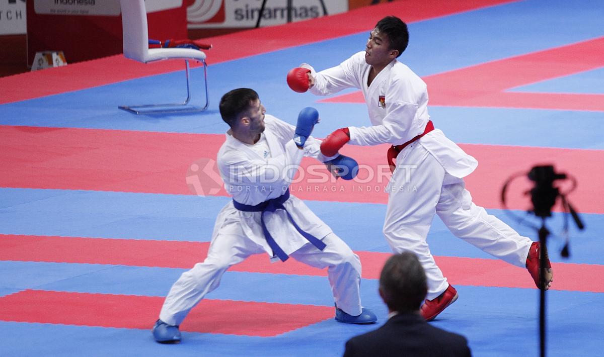 Atlet Karate Indonesia, Rifki Ardian Arrosyid (sabuk merah) melawan atlet Karate Iran, Amir Mahdi Zadeh (sabuk biru) pada babak final Karate kelas Putera -60kg di Plenary Hall JCC, Jakarta, Minggu (26/08/18). Riki menang 9-7 atas lawannya.