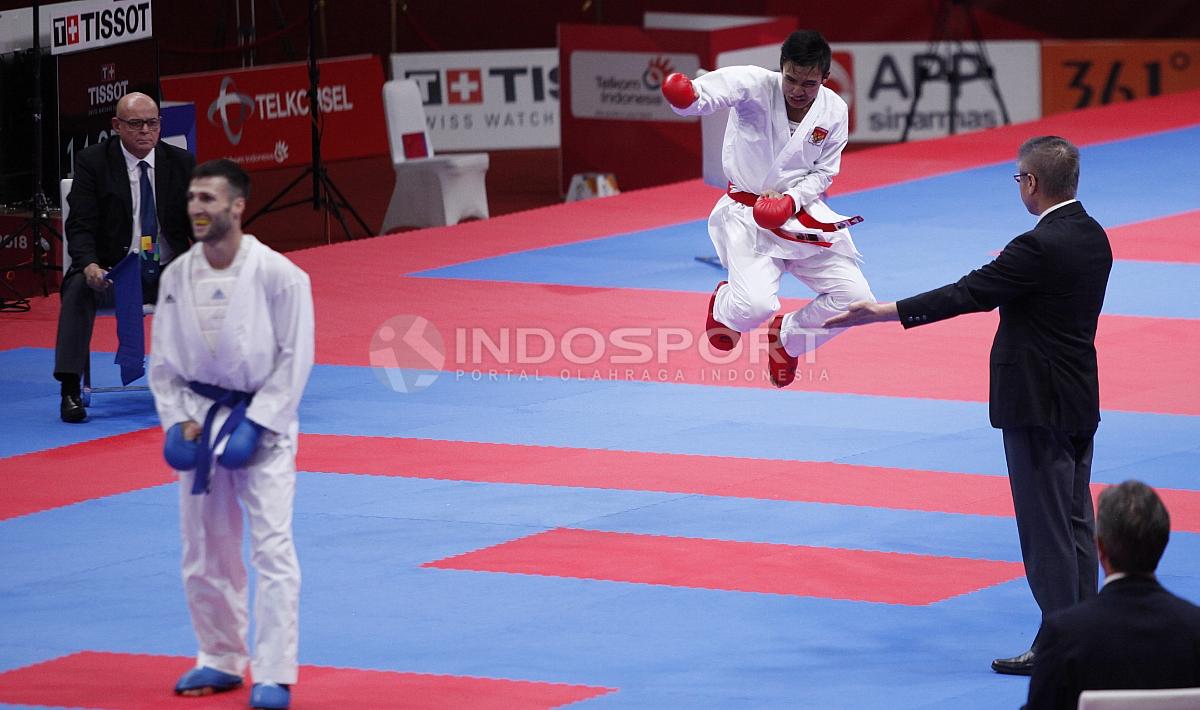 Luapan emosi atlet Karate Indonesia, Rifki Ardian Arrosyid (sabuk merah) usai mengalahkan atlet Karate Iran, Amir Mahdi Zadeh.