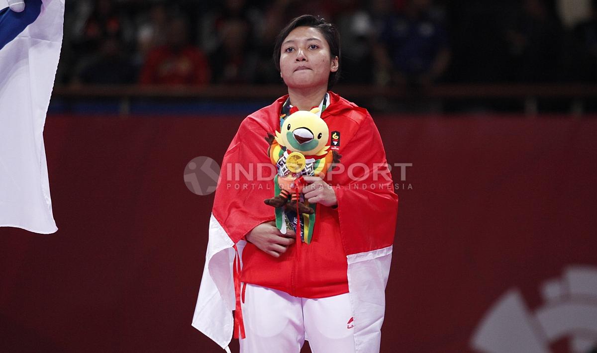 Karateka Indonesia, Cok Istri Agung Sanistyarani saat penganugerahan perebutan medali perunggu kelas Putri -55kg di Plenary Hall JCC, Jakarta, Minggu (26/08/18).