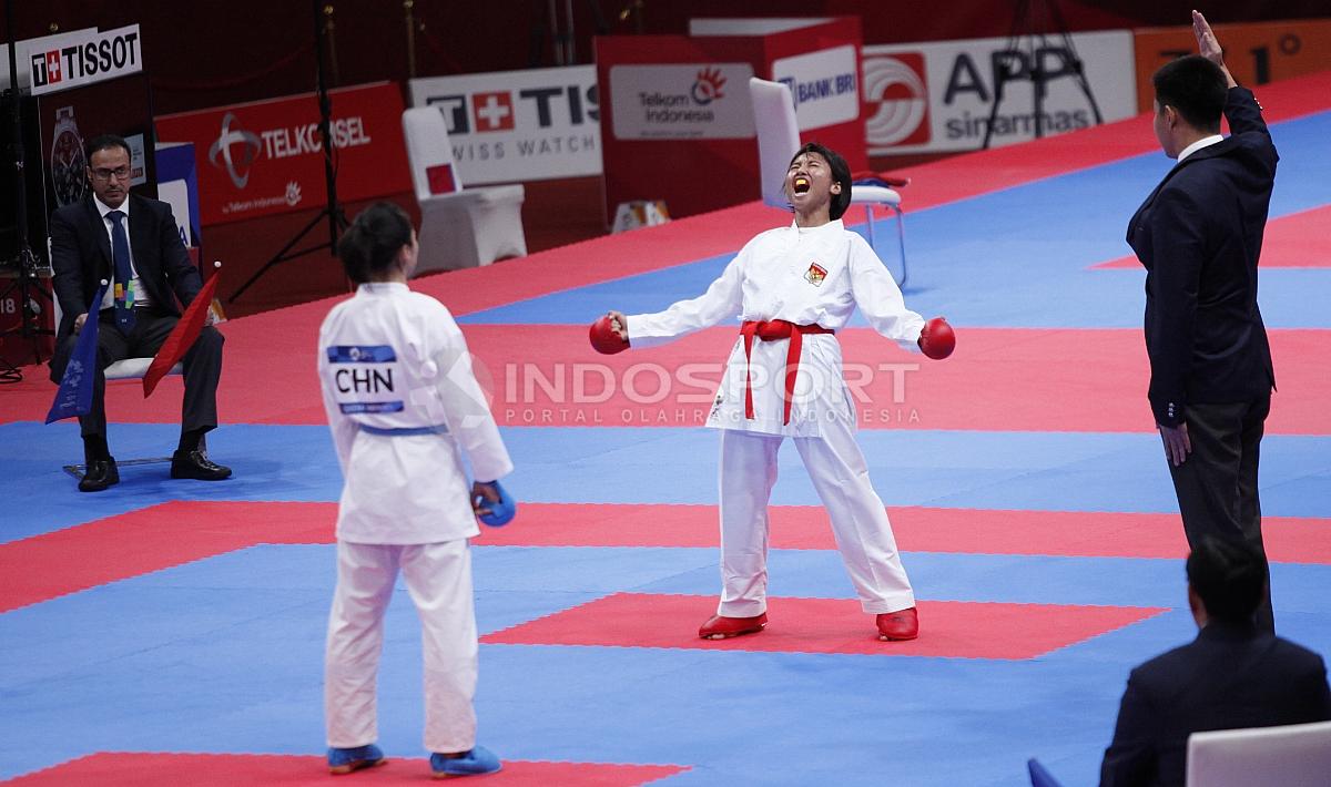 Luapan kegembiraan Karateka Indonesia, Cok Istri Agung Sanistyarani usai mengalahkan karateka China, Jiamei Ding pada perebutan medali perunggu kelas Putri -55kg di Plenary Hall JCC, Jakarta, Minggu (26/08/18).