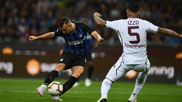Ivan Perisic terlihat sedang ingin melakukan shooting.