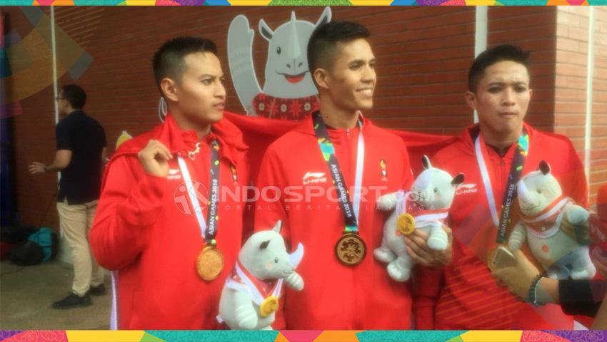 Nunu Nugraha, Anggi Faisal, dan Asep Yuldan, atlet pencak silat.