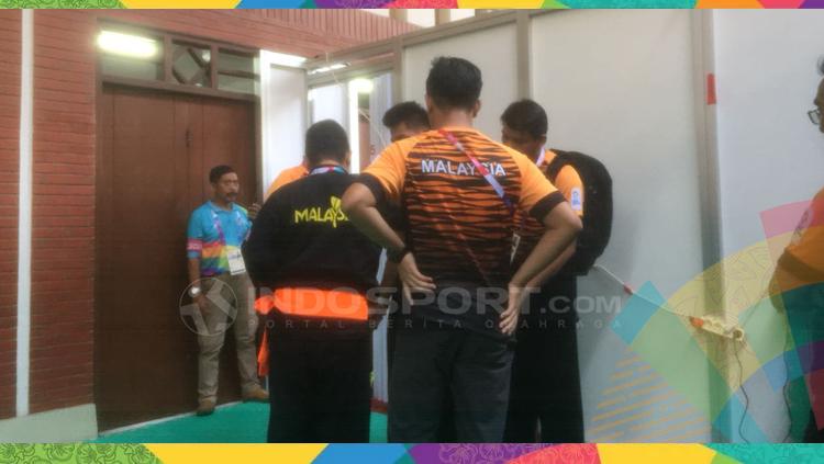 Mohd Al Jufferi, atlet Malaysia yang merasa dicurangi menonjok papan di ruang ganti pemain. Copyright: Alfia Nurul Fadilla/INDOSPORT