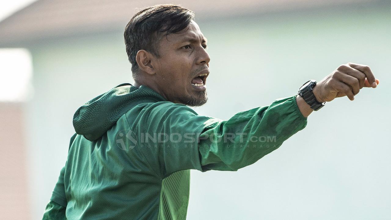 Bejo Sugiantoro saat memimpin latihan persebaya. Copyright: Fitra Herdian/Indosport.com