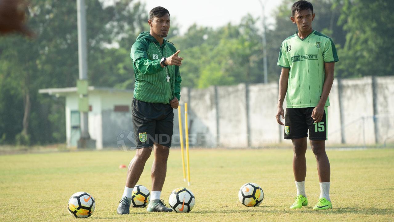 Bejo Sugiantoro memperhatikan latihan pemain persebaya.