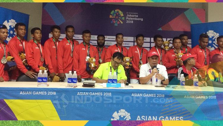 Tim perahu naga putra dalam jumpa pers.