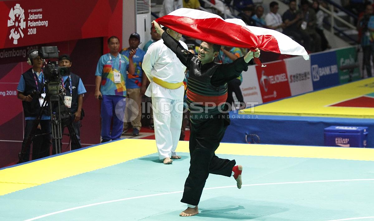 Selebrasi juara Pesilat Indonesia, Aji Bangkit Pamungkas usai memastikan gelar juara dan mendapat medali emas.