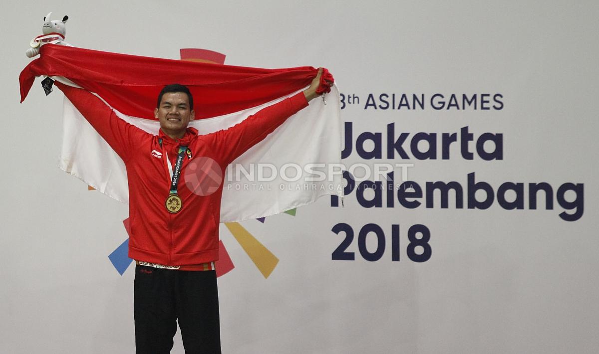 Pesilat Indonesia, Aji Bangkit Pamungkas dengah medali emasnya di panggung penghargaan.