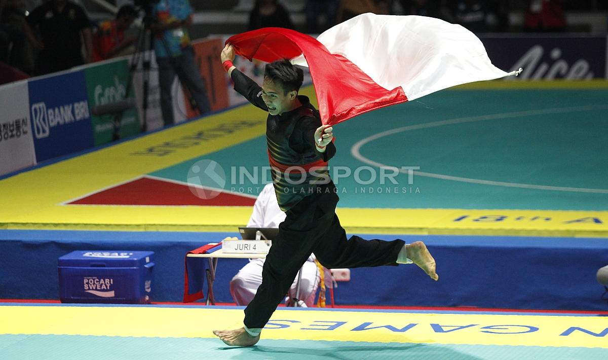 Selebrasi Pesilat Indonesia, Komang Harik Adi Putra usai memastikan juara dan mendali emas.