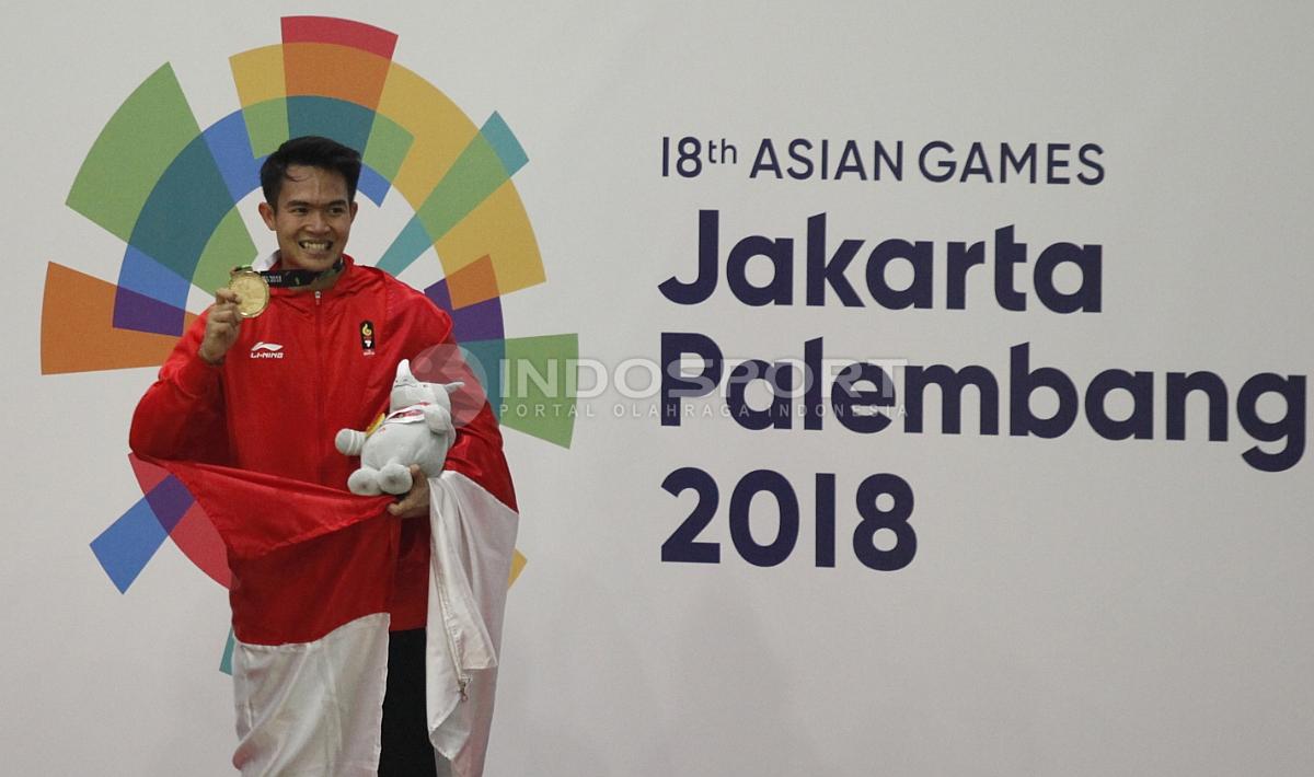 Pesilat Indonesia, Komang Harik Adi putera dengan medalinya di panggung penghargaan.