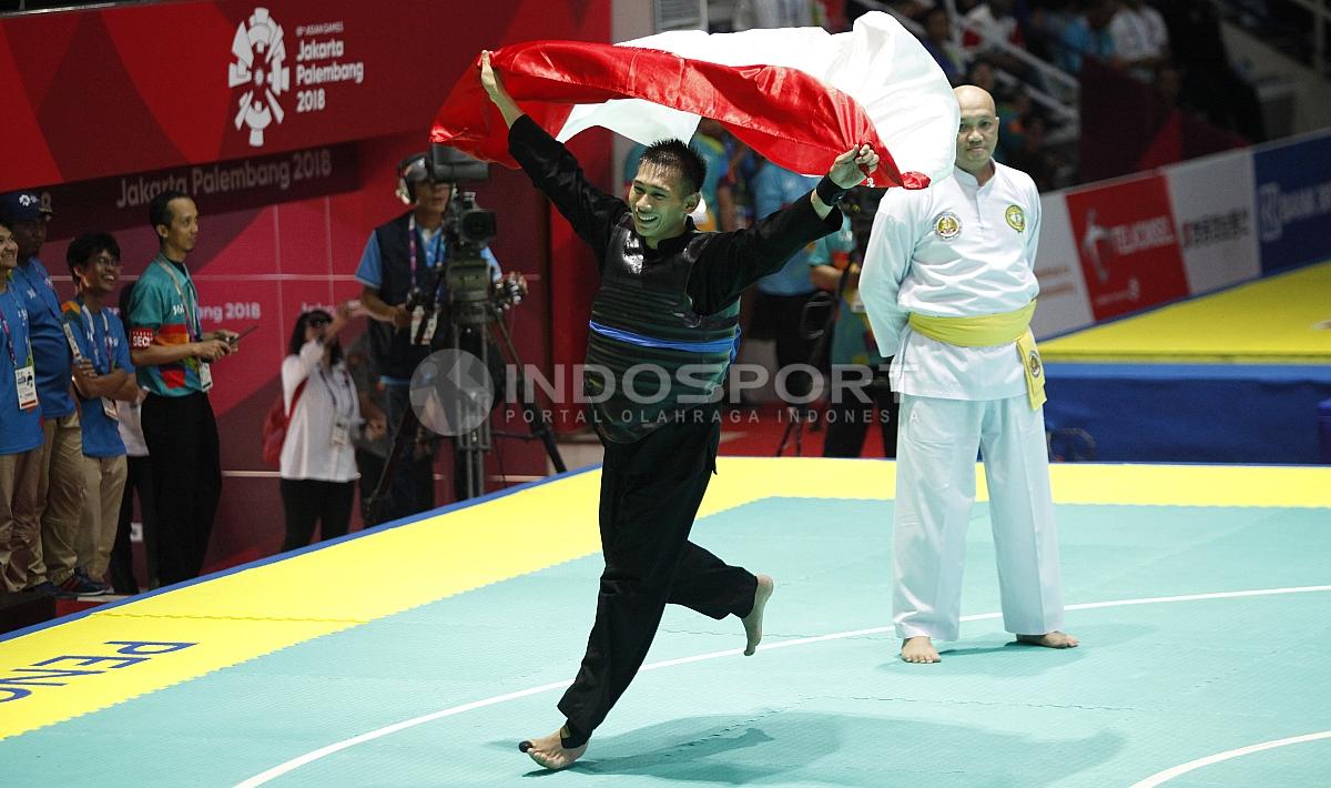 Selebrasi Pesilat Indonesia, Iqbal Chandra Pratama (sabuk biru) usai memastikan juara dan mendapat medali emas.