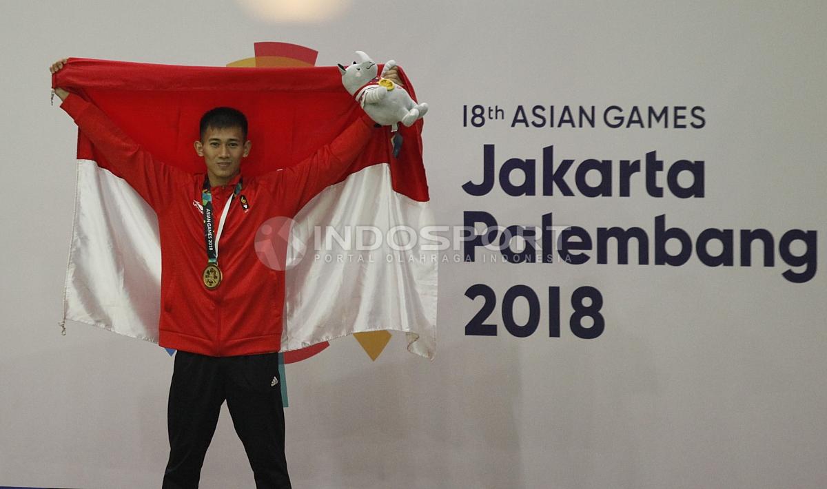 Pesilat Indonesia, Iqbal Chandra Pratama dengan medali emasnya di podium juara.