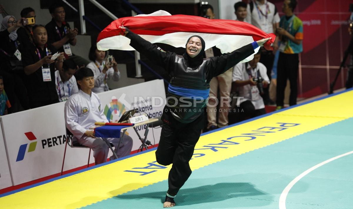 Pesilat Indonesia, Sarah Tria Monita (sabuk biru) melawan Pesilat Laos, Nong Oy Vongphakdy pada final kelas Putri C 55-60kg di Padepokan Silat TMII, Senin (27/08/18).