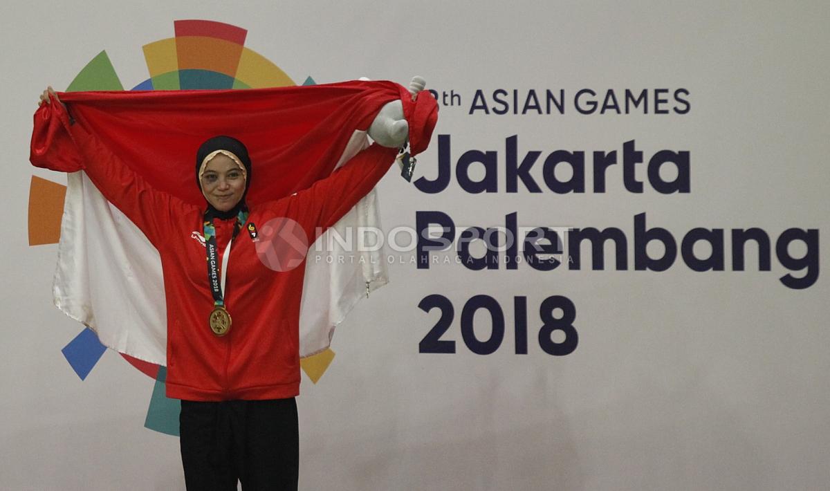 Pesilat Indonesia, Sarah Tria Monita bersama medali emasnya di podium juara.
