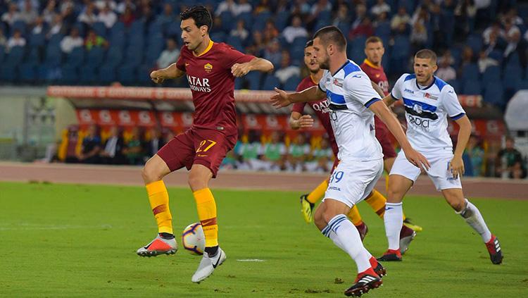 Pastore (kiri) mencetak gol saat pertandingan AS Roma vs Atalanta di Serie A Italia, Selasa (28/08/18). Copyright: Getty Images