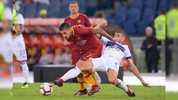 Pellegrini (kiri) berduel dengan Valzania (kanan) dalam laga AS Roma vs Atalanta di Serie A Italia, Selasa (28/08/18).