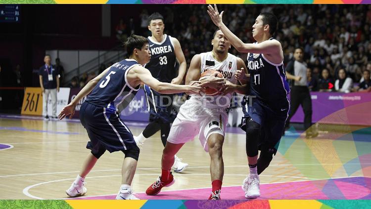 Pemain Timnas Basket Indonesia, Arki Dikania Wisnu, diadang tiga pemain Korea di Asian Games 2018.