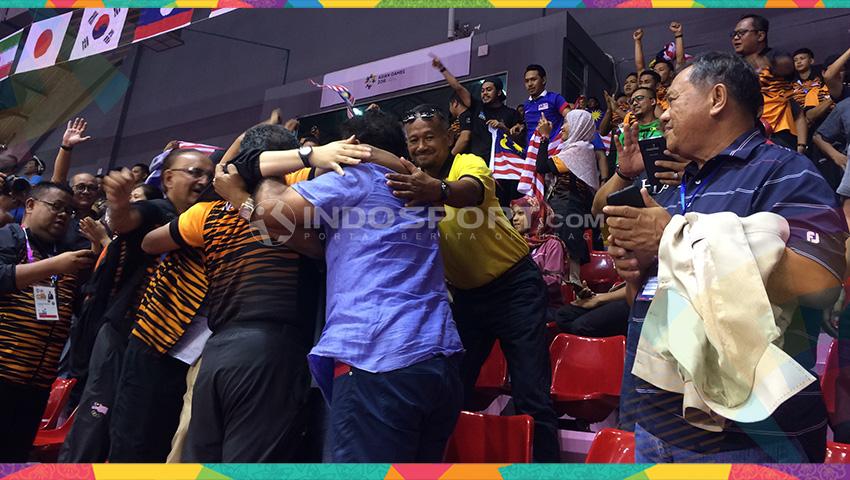 Suporter Malaysia yang datang pun merayakan keberhasilan tim kesayangannya tersebut. Copyright: Lanjar Wiratri/Indosport.com