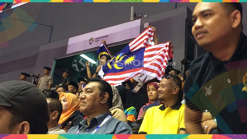 Suporter Malaysia yang datang pun merayakan keberhasilan tim kesayangannya tersebut. - INDOSPORT