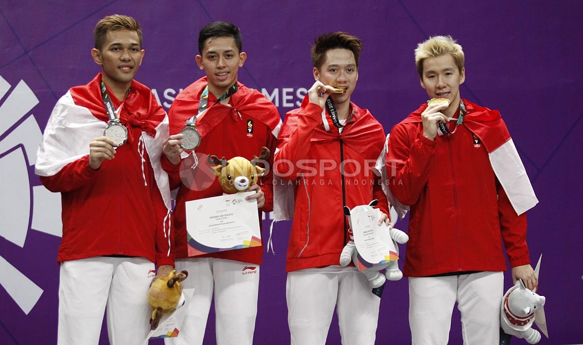 Pasangan ganda putra Indonesia, Kevin Sanjaya/Markus Gideon dan Fajar Alfian/Muhammad Rian Ardianto di podium juara Asian Games 2018.