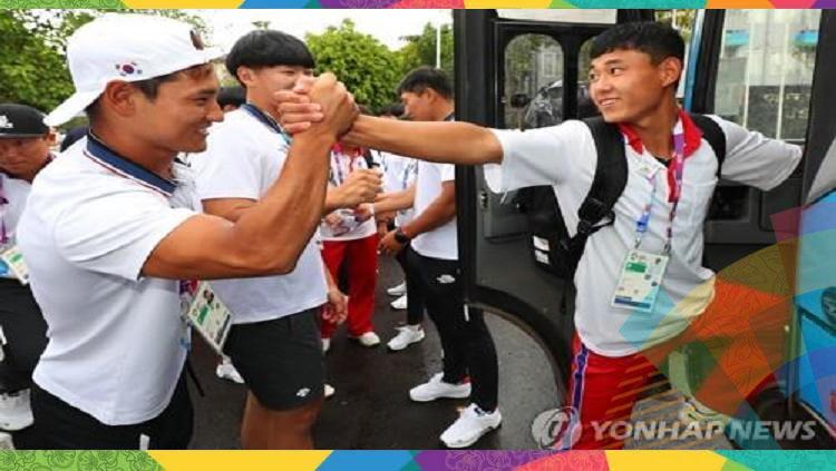 Tim Dayung Korea bersatu saling mengucapkan kalimat perpisahan