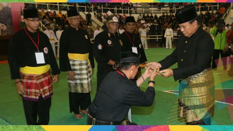 Prabowo Subianto menerima kujang. Copyright: Istimewa