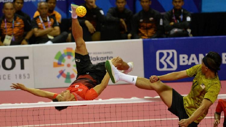 Tim sepak takraw Indonesia (merah) saat melawan Malaysia.