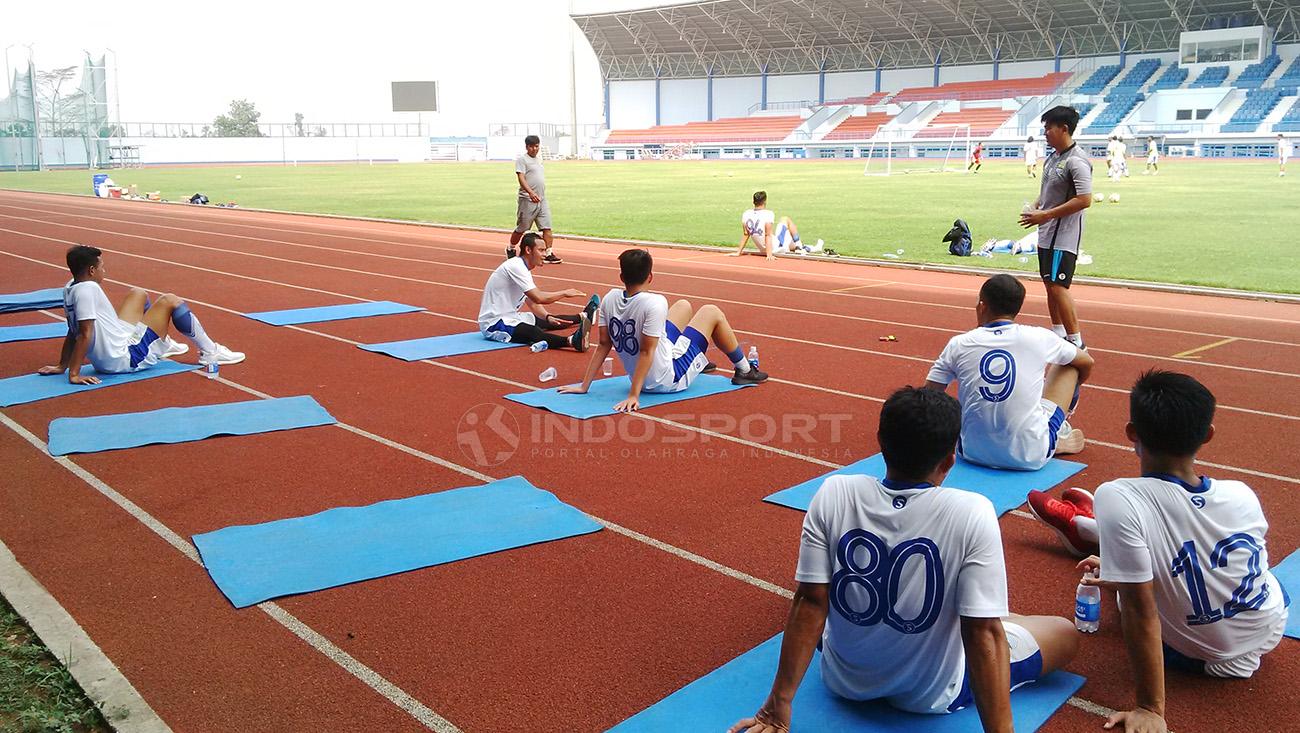 Beberapa pemain Persib beristirahat, setelah menjalankan program latihan di Sport Jabar Arcamanik, Kota Bandung, Rabu (29/08/2018). Copyright: Arif Rahman/Soicaumienbac.cc