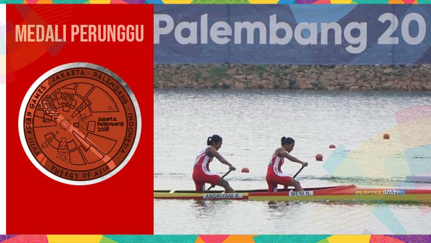 Atlet kano putri Indonesia, Nur Meni dan Riska Andriyani meraih medali perunggu pada laga final nomor ganda 500 meter putri di Jakabaring Sport City, Palembang, Sumatera Selatan, Kamis (30/8).