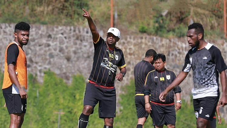 Pelatih Persipura, Amilton Silva de Olivera saat memimpin timnya berlatih di Kota Batu, Malang. Copyright: Media Persipura