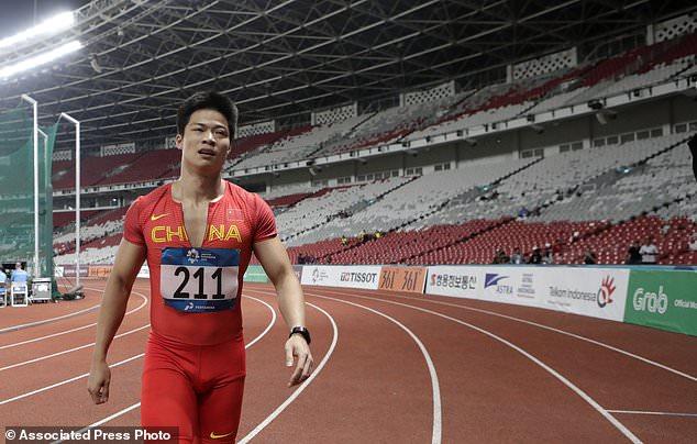 Atlet China, Su Bingtian, usai juarai final 100m putra dengan latar belakang tribun yang sepi penonton. Copyright: Daily Mail
