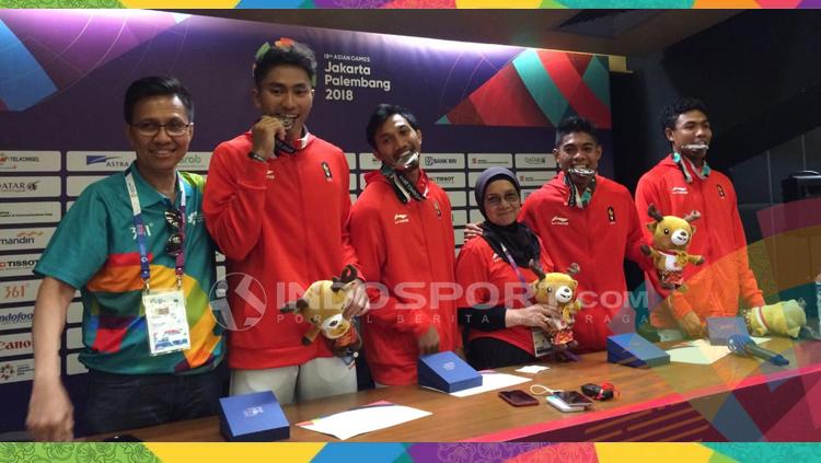 Tim Lari Estafet 4x100 m Indonesia bersama sang pelatih usai meraih perak. - INDOSPORT