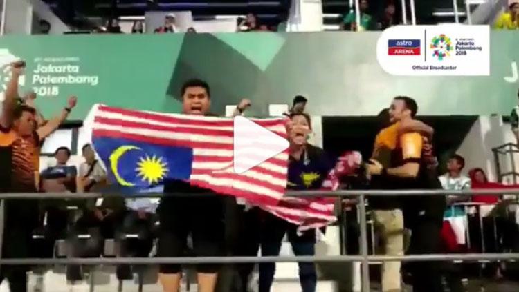 Ofisial tim Hoki Malaysia salah meletakan bendera saat selebrasi.