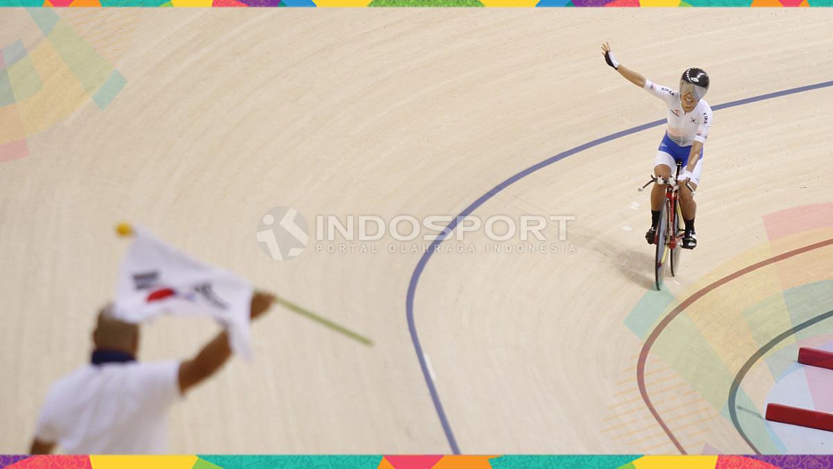 Selebrasi pembalap sepeda Korea Selatan, Lee Jumi usai meraih juara pada kelas Individual Pursuit 3000m Putri di Jakarta International Velodrome, Kamis (30/08/18). Lee sukses meraih medali emas pada kelas tersebut.