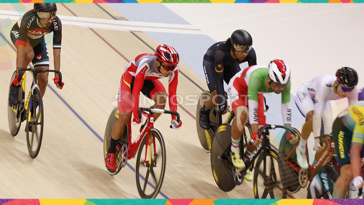 Pebalap Sepeda Indonesia, Wahyudi saat berlaga di kelas Sprint Putra di Jakarta International Velodrome, Kamis (30/08/18). Wahyudi gagal menjadi yang terbaik di nomor ini. - INDOSPORT