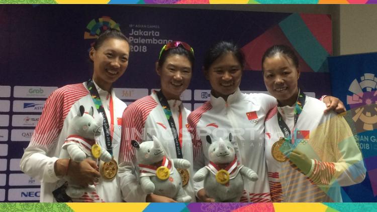 Atlet China di Asian Games 2018 berfoto bersama boneka Kaka.